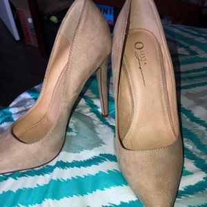 Women’s pointed, closed toed 5” heels
